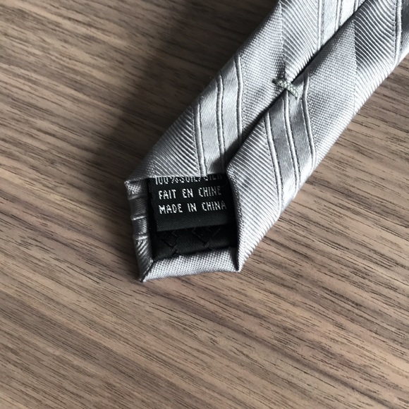 Like New! 100% Silk Perry Ellis Tie - Gray - Picture 5 of 5